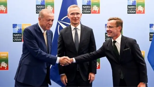 Келишдик: Туркия президенти ва Швеция бош вазири қўл сиқишди.