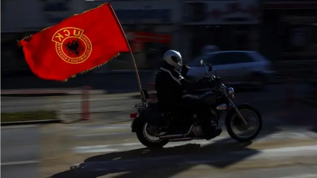 Na 15. godišnjicu nezavisnosti Kosova ulicama Prištine viorila se zastava OVK