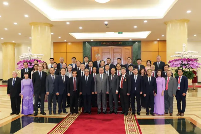 Tổng Bí thư Tô Lâm chụp hình cùng những khách mời tại Hội thảo quốc tế Việt Nam học lần thứ 7 hôm 26/10