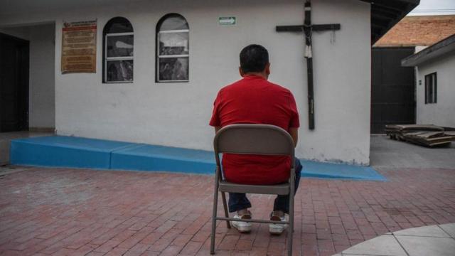 Eduardo, de espaldas, en el albergue para migrantes de San Luis Río Colorado, México