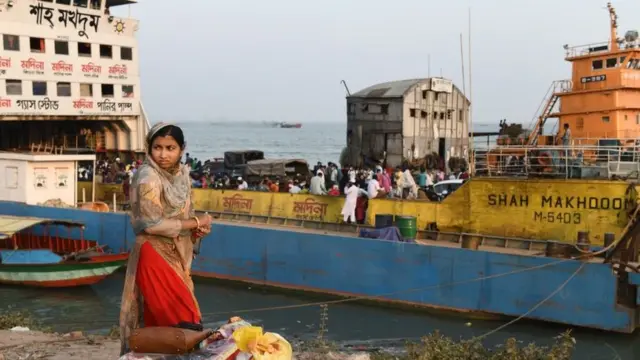 ঢাকা থেকে গ্রামে ফেরার জন্য মাওয়া ফেরি ঘাটে অপেক্ষা করছেন একজন নারী, ১৪/০৪/২০২১