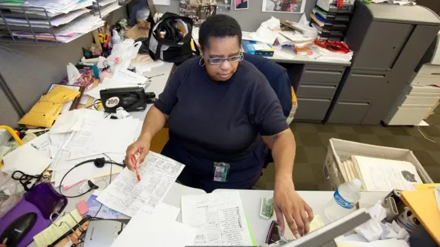 موظفة في مكتب العمل