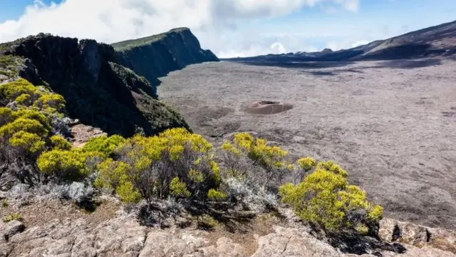 Kawah Piton de la Fournaise.