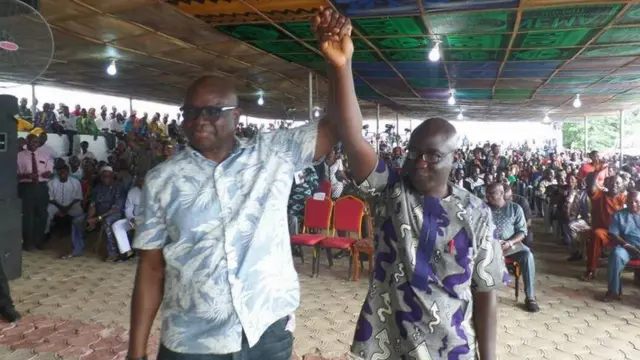 Gomina Fayose na ọwọ osisẹ kan soke