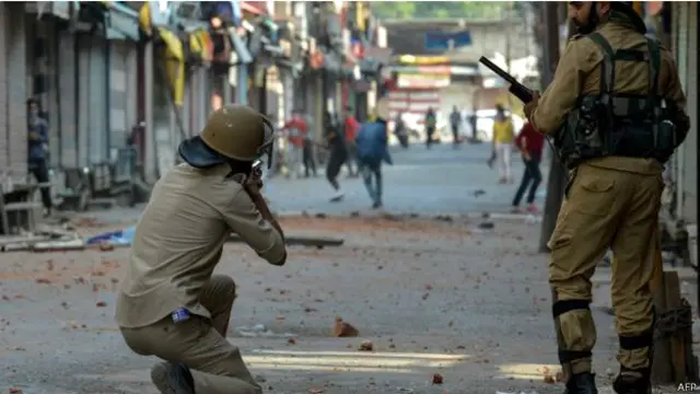 ඉන්දීය හමුදාව සහ කාෂ්මීර් විරෝධතාවාදීන් අතර ගැටුමක්