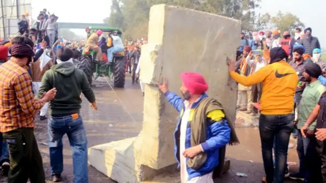 প্রশাসনের প্রতিরোধের মুখেও পিছু হটতে নারাজ আন্দোলনকারী কৃষকেরা।