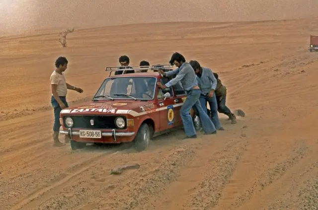 Zaglavljen auto usred Nubijske pustinje