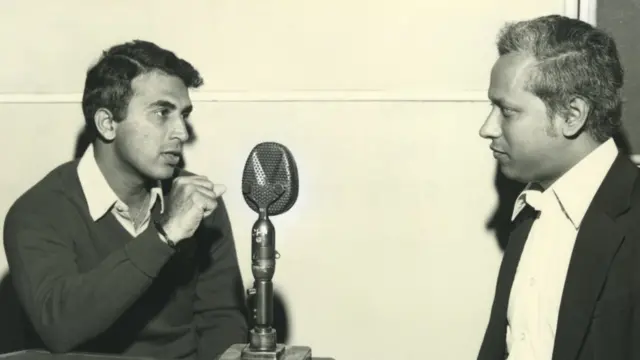 ভারতের কিংবদন্তী ক্রিকেটার সুনীল গাভাস্কারের সাক্ষাতকার নিচ্ছেন দীপঙ্কর ঘোষ।