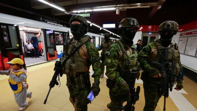 Солдати патрулюють метро в столиці Еквадору - Кіто