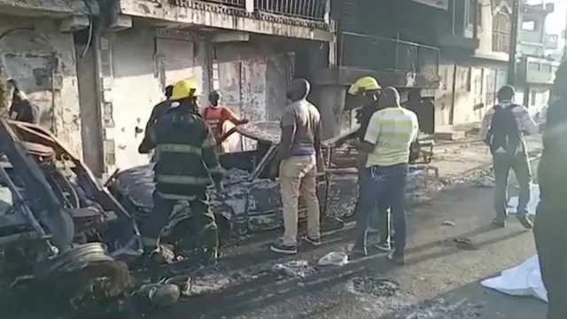 Personas observan el lugar de accidente en Cap-Haitien, Haití, 14 de diciembre, 2021
