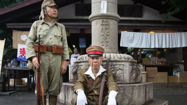 2017年8月15日二战结束72周年之际，东京靖国神社外身着大日本帝国军服、手持刀枪的人