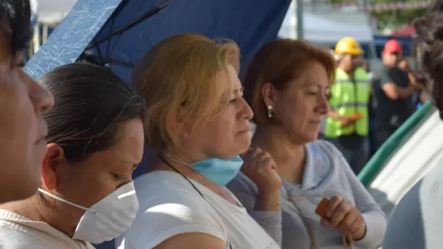 Mujeres esperando en un operativo de rescate en la Ciudad de México.