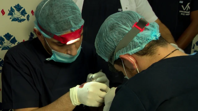 Dhakhaatiirta oo ku mashquulsan timo abuurid