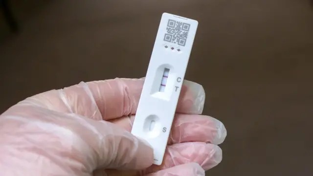 Test de coronavirus con resultado positivo.