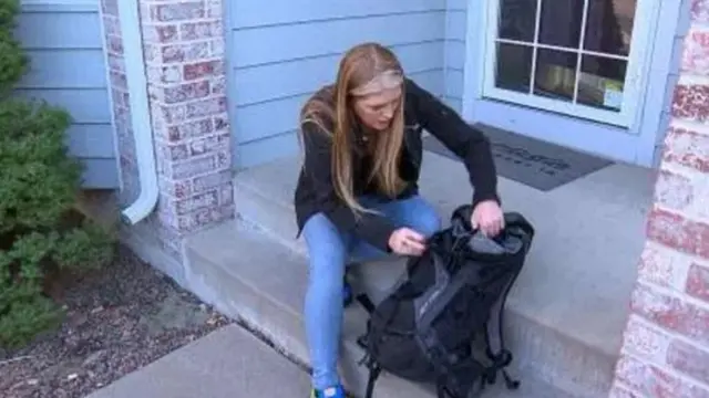 Tadlock menunjukkan tas