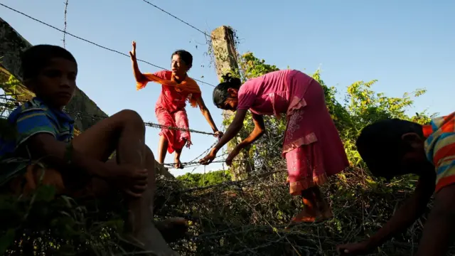آلاف الروهينجا يهربون عبر الحدود من بورما إلى بنغلاديش