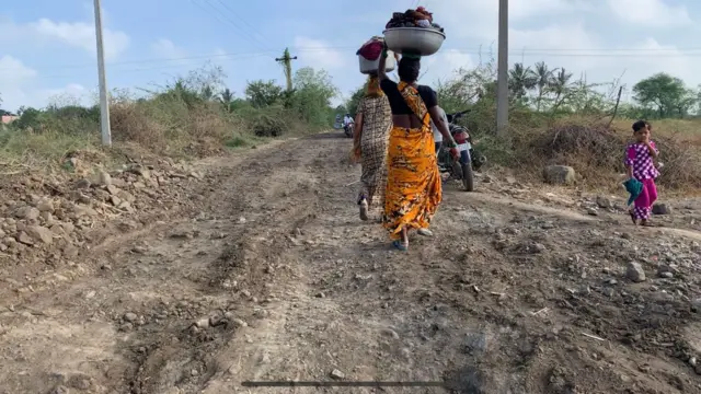 महाराष्ट्र-कर्नाटक सीमेवरील सोलापूर जिल्ह्यातील आळगी गावातला रस्ता.