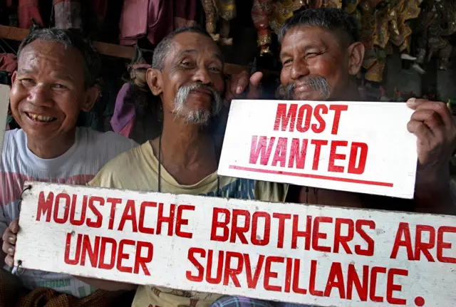 လူရွှင်တော် နှုတ်ခမ်းမွေး ပါပါလေးတို့ ညီအစ်ကိုရဲ့ အိမ်တွင်း အငြိမ့်ဖျော်ဖြေပွဲ