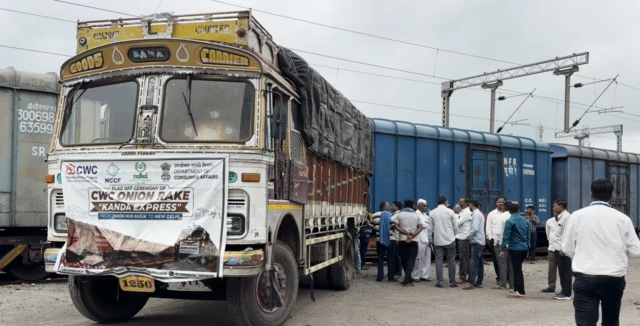 लासलगाव रेल्वे स्थानकावर कांदा एक्सप्रेसमध्ये कांदा भरला जात असताना स्थानिकांनी गर्दी केली होती.