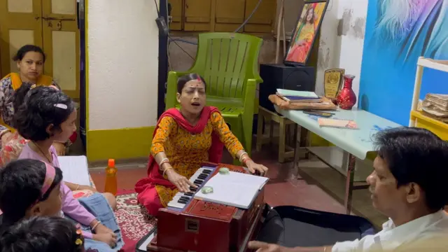 बच्चों को संगीत सिखातीं मितोश्री 