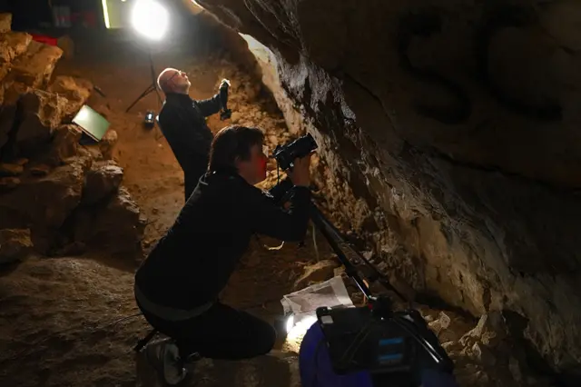 फ्रान्सको गुफामा पुरातत्त्वविद्हरू