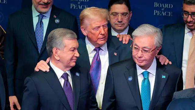 Дональд Трамп беседует с Шавкатом Мирзиёевым и Касым-Жомартом Токаевым, стоя сзади них и положив обе руки им на плечи