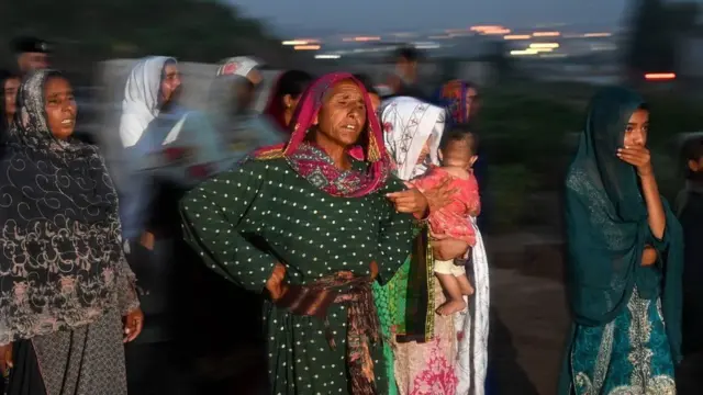 पाकिस्तान विमान दुर्घटना: सेनाको विमान घरहरूमा ठोक्किँदा १५ को मृत्यु