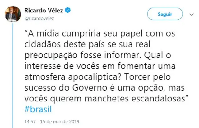 TuíteVélez: 'A mídia cumpriria seu papel com os cidadãos deste país sereal preocupação fosse informar. Qual o interessevocêsfomentar uma atmosfera apocalíptica? Torcer pelo sucesso do Governo é uma opção, mas vocês querem manchetes escandalosas'