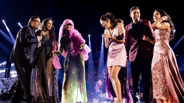 মুকেশ আম্বানির ছেলের বিয়েতে মঞ্চে রিয়ানা। আম্বানি হলেন বিশ্বের নবম ধনী ব্যক্তি। 