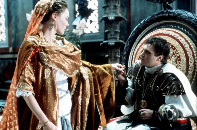 菲尼克斯在《角斗士》中饰演罗马皇帝康莫迪乌斯，给人留下了深刻的印象（图右为罗马皇帝康莫迪乌斯，左为他的妹妹、角斗士马克西蒙斯的旧情人露西拉）