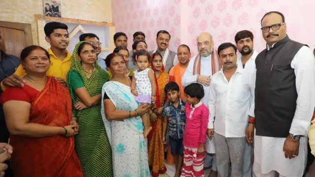 यादव कार्यकर्ता के परिवार के साथ अमित शाह