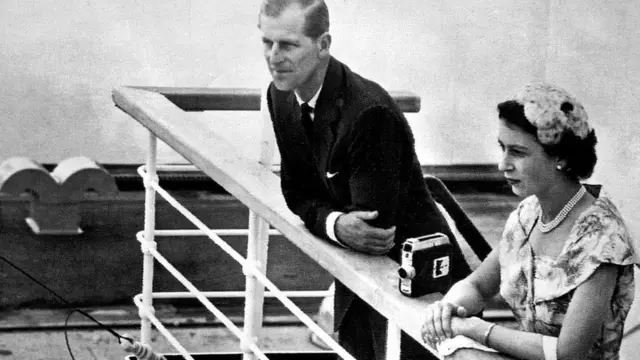 La reina Isabel II y su esposo, el príncipe Felipe, duque de Edimburgo, en las esclusas de Miraflores, en el Canal de Panamá, 29 de noviembre de 1953.
