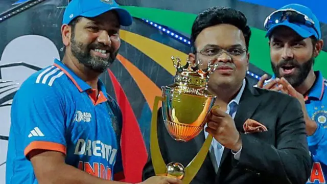 এশিয়া কাপ জেতার পর জয় শাহ-র কাছ থেকে ট্রফি নিচ্ছেন রোহিত শর্মা