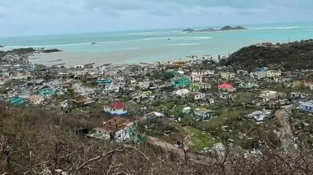 Fotografia aérea colorida mostra destruição