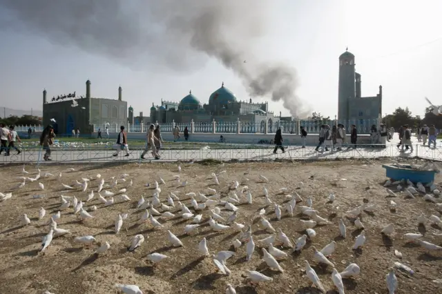 Veliki požar izbio je u zgradi u centru Mazari Šarifa.