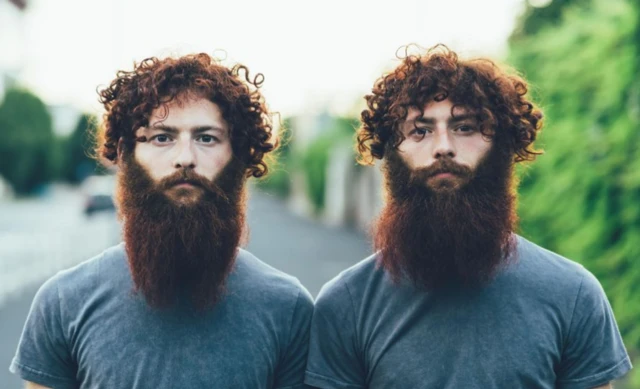 Photo de deux frères jumeaux habillés et coiffés identiquement