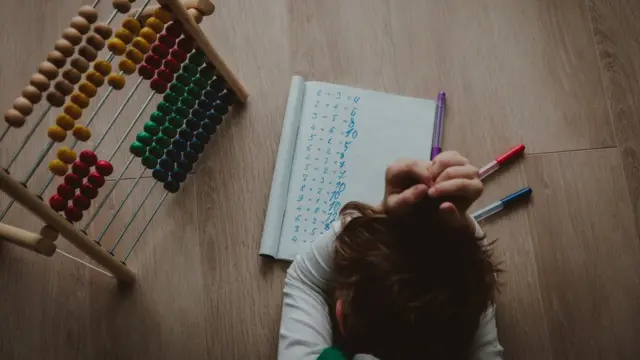 Deca sa rukama preko glave zbog matematičkog zadatka