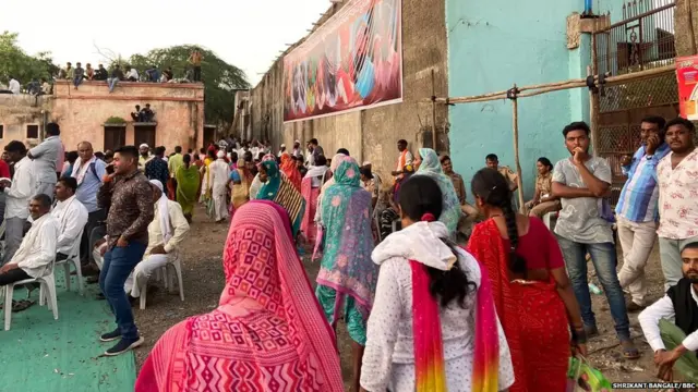 सभामंडपातून बाहेर पडताना महिला.