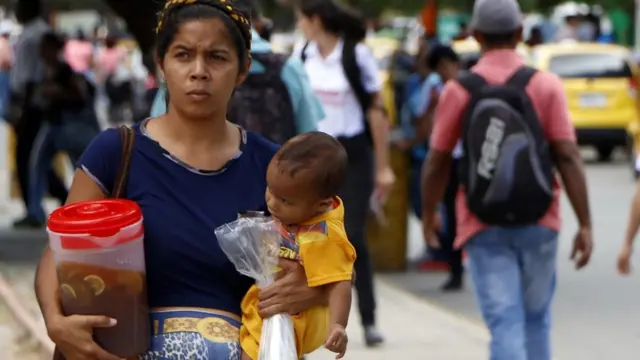 венесуэльская женщина на границе с Колумбией