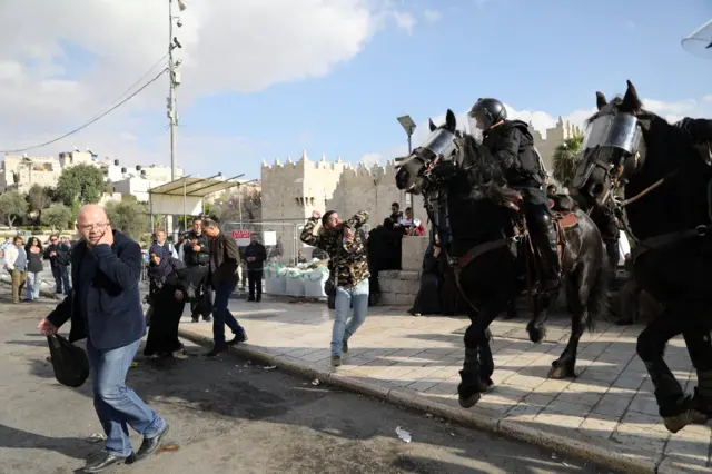 جنود إسرائيليون على ظهور أحصنة يقفون لمواجهة المظاهرات في القدس