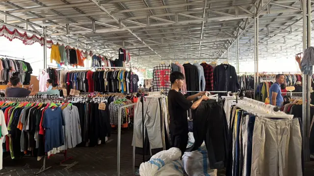 Suasana pedagang-pedagang di Pasar Senen sehari setelah Lebaran.