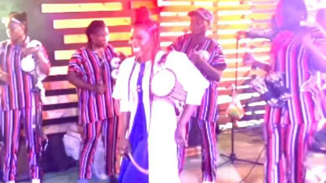 Ayantummy ati ẹgbẹ akọrin rẹ