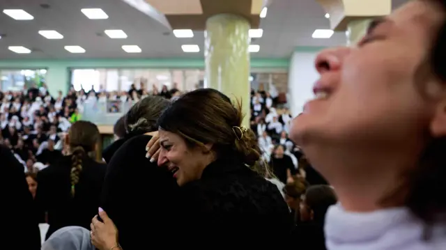 خانوادههایی که فرزندانشان در یک زمین فوتبال در اثر پرتاب راکت از مرز لبنان با اسرائیل کشته شدند، قبل از تشییع جنازه در مجدل شمس، روستای دروزی‌ها در بلندی‌های جولان اشغالی توسط اسرائیل، ۲۸ ژوئیه ۲۰۲۴ در حال سوگواری