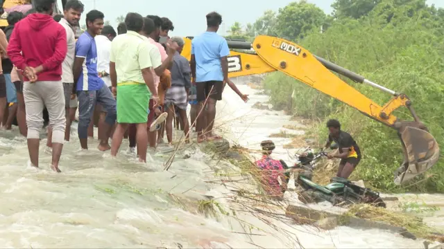 விழுப்புரத்தில் பெரும்பாலான விவசாய நிலங்களில் வெள்ளம் புகுந்துள்ளது