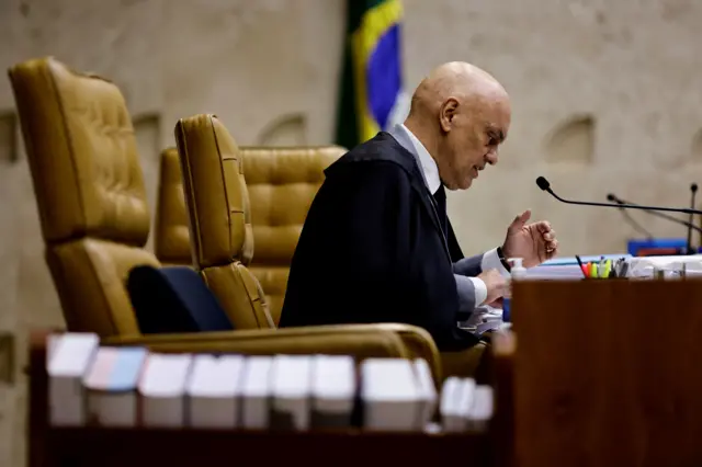 Alexandre de Moraes sentado no plenário do STF