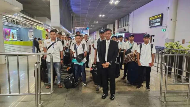 မြန်မာကနေ ပြည်ပထွက်ခွာဖို့စောင့်ဆိုင်းနေတဲ့ MOU လုပ်သားတွေ (ပုံဟောင်း)