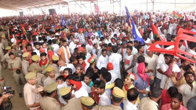 मायावती की रैली में एकत्र भीड़