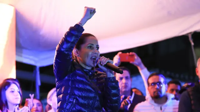 Луиса Гонсалес с поднятым вверх кулаком.