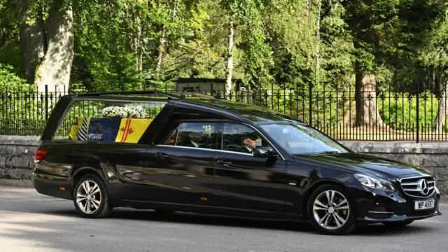 Carro com o caixão da rainha