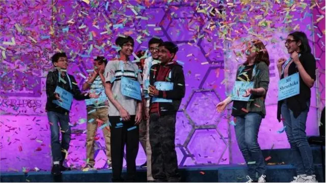స్పెల్లింగుల పోటీలో విద్యార్థులు